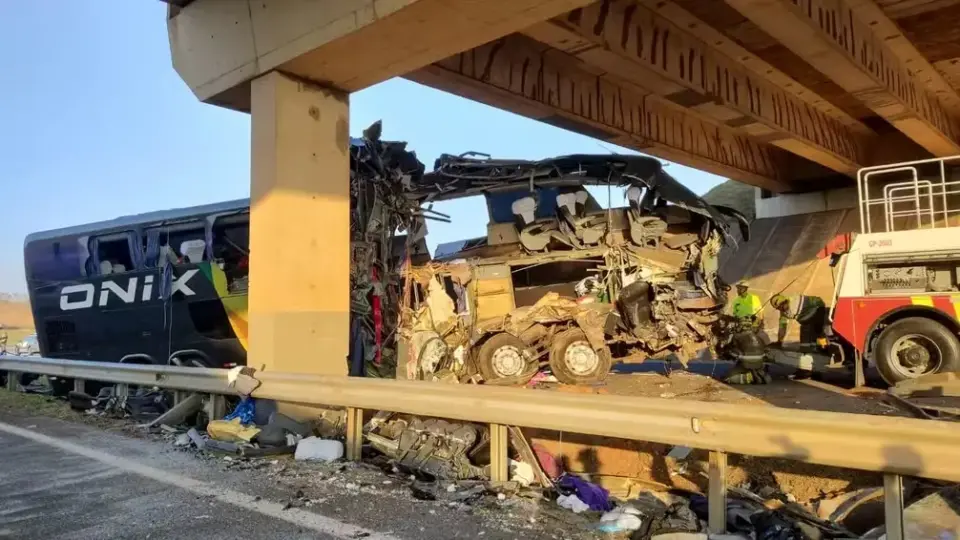 Dez pessoas morrem em acidente com ônibus em Itapetininga (SP)