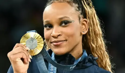 Rebeca ganha ouro no solo em cima de Biles e se torna a maior medalhista brasileira