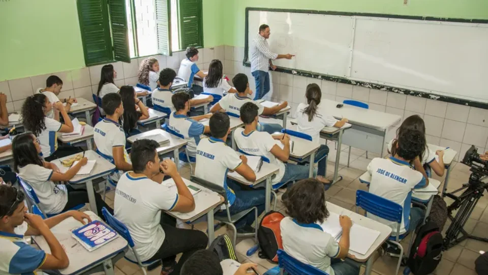 Deputados aprovam projeto para distribuição de bíblias em escolas estaduais do CE