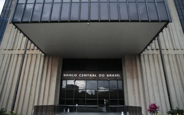 Banco Central anuncia mudanças no Pix para celulares a partir de 1º de novembro