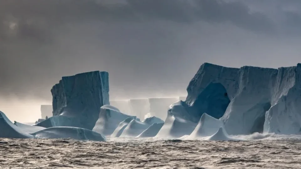 ‘Prisão’ de iceberg é fenômeno contraintuitivo e intriga cientistas, diz estudo