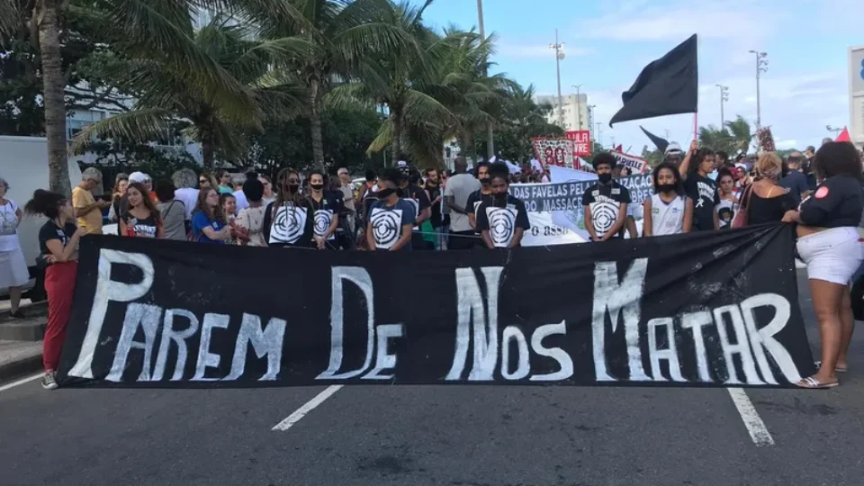 Crianças, adolescentes e jovens somam 71% dos mortos por policiais em 2023 no Brasil