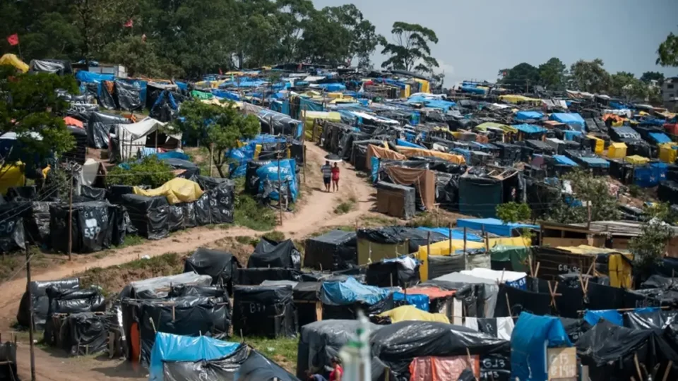 Mais de 1,5 mihão de pessoas são afetadas por remoções forçadas no Brasil, diz estudo