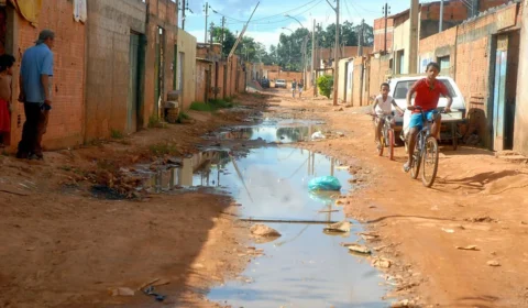 Pobreza extrema cai 40%, mas abismo para super-ricos aumenta no Brasil