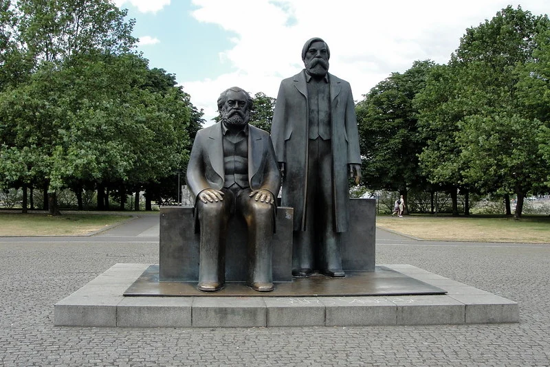 Estátua em homenagem a Marx (sentado) e Engels em parque de Berlim. Crédito: Márcio Cabral de Moura/ Creative Commons