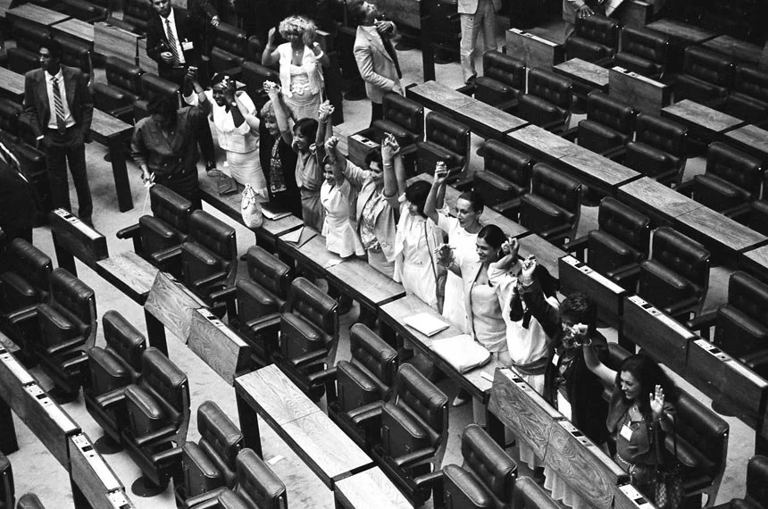 Na Assembleia Constituinte de 1988, as mulheres do "Lobby do Batom" asseguraram no texto da Constituição diversos direitos para as mulheres. Crédito: Fernando Bizerra/ Arquivo BG Press