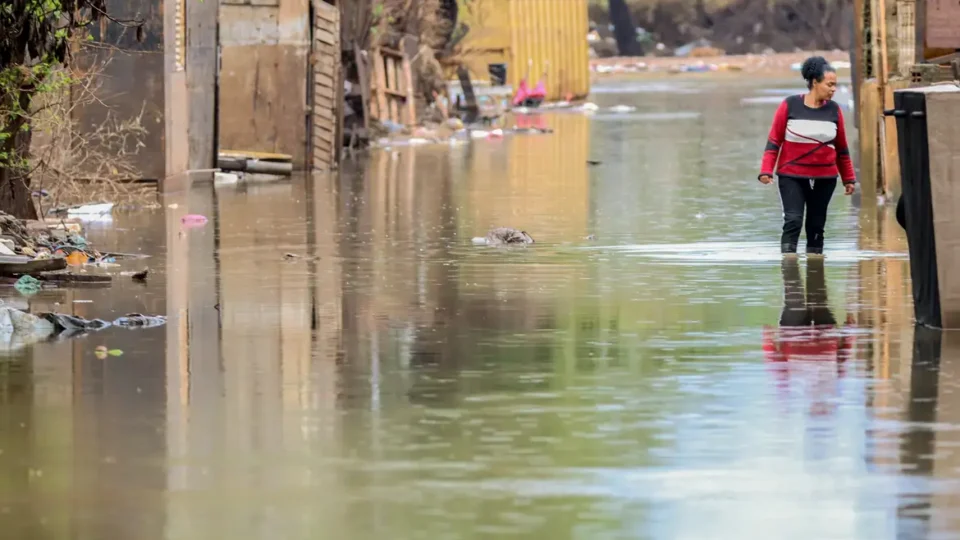 Chuvas alagam ruas e destelham casas no Rio Grande do Sul