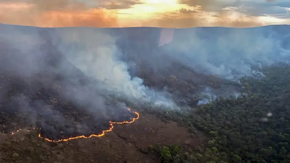 Incêndio destrói cerca de 10 mil hectares na Chapada dos Veadeiros