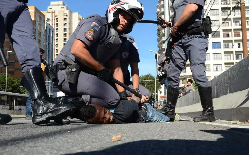 Estatísticas de abordagens policiais apontam para a população negra e pobre como a mais hostilizada. Comportamento é reflexo do racismo estrutural da sociedade. Crédito: Rovena Rosa